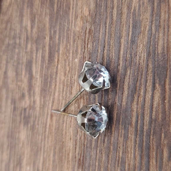 E452 crystal 2ct cz fiery‎ earring studs for pierced ears (backings included) - Picture 2 of 2